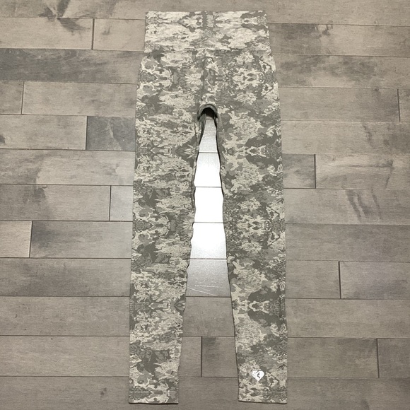 Women’s Best Camo Seamless Leggings - Green - Small - Picture 4 of 7